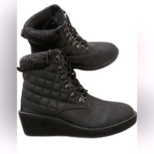 Women’s size 6 1/2 black heeled ankle boots